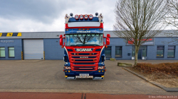 20250330-Tom-Holding-00848 20250330-Tom-Holding-00848